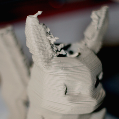 Keramische Masse mithilfe eines eigens konstruierten 3D-Drucker in Form eines Pikachus extrudiert.